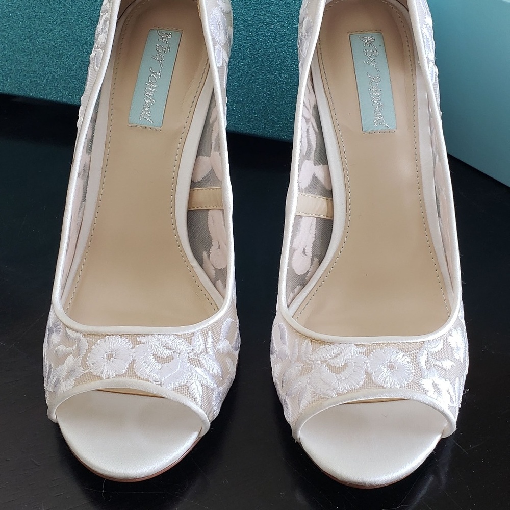 Blue by Betsey 7.5 Adley White Lace Heels Heels